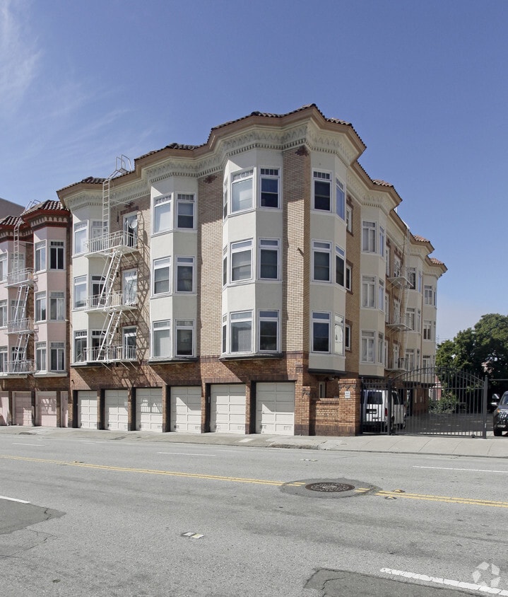 Primary Photo - 950 Bay St