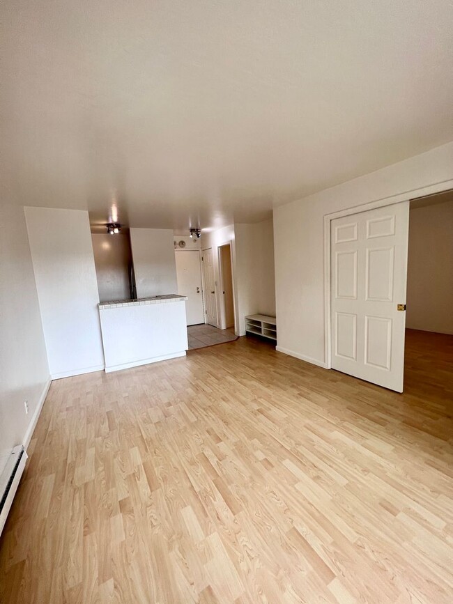 Foto del edificio - Sunny West facing one bedroom in the wonde...