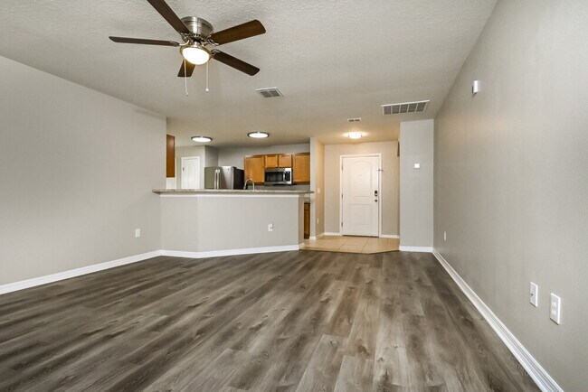 Foto del edificio - 920 Wynnmere Walk Ave
