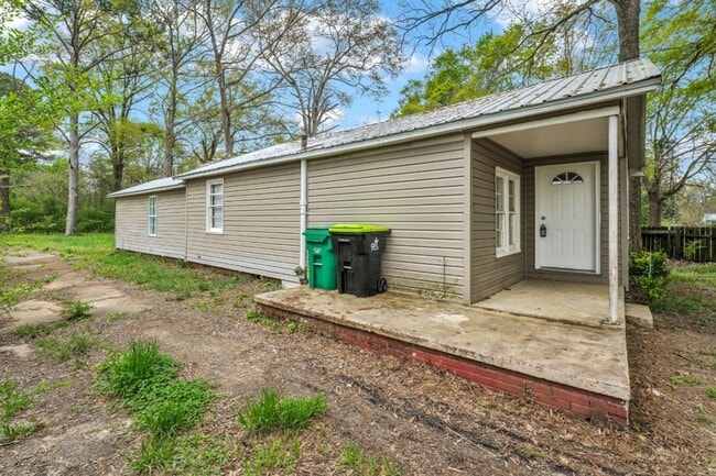 Foto del edificio - Charming Home with Open Floor Plan & Cover...