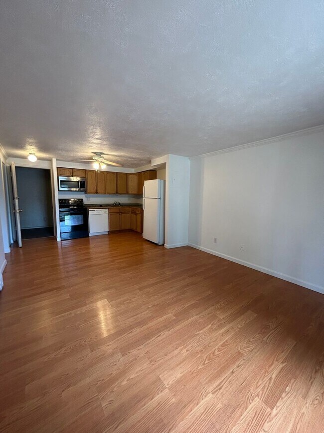 Building Photo - Ground Floor 1 BR/1 BA in Secured Bldg!
