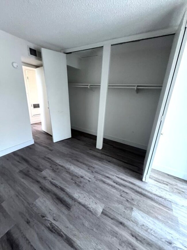 Building Photo - Condo in Youngtown!