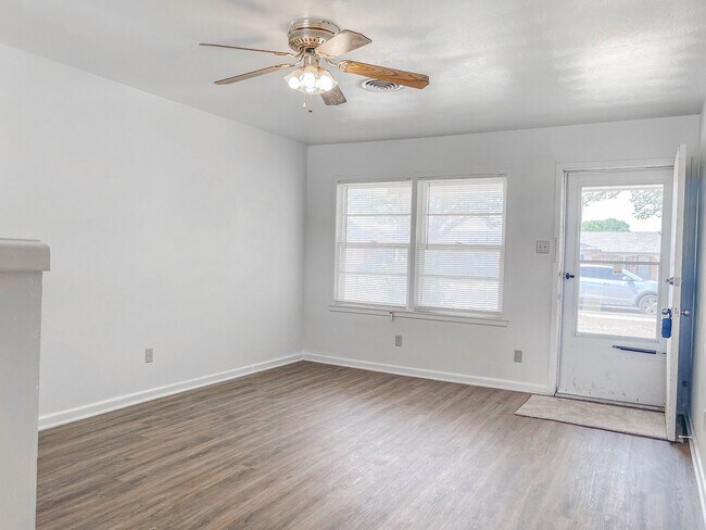 Foto del edificio - Pre-Leasing - 3 bed 2 bath