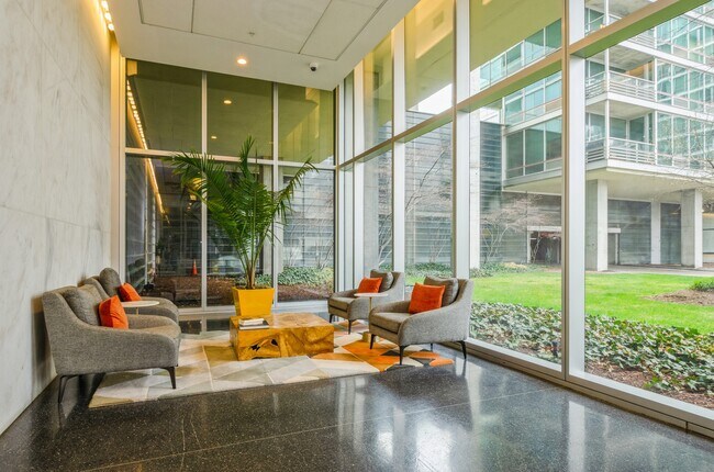 Foto del edificio - 9725 Woods Dr