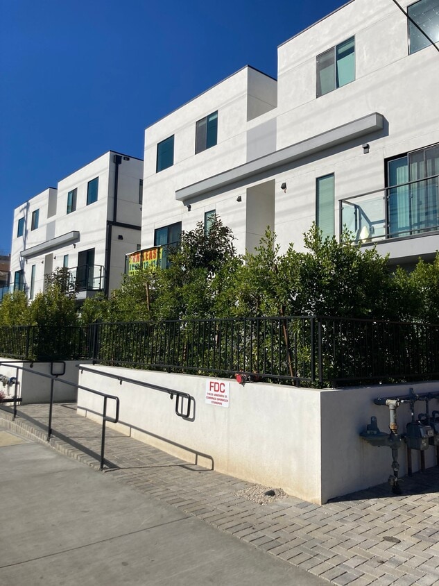 Primary Photo - 14639-14645 Vanowen St