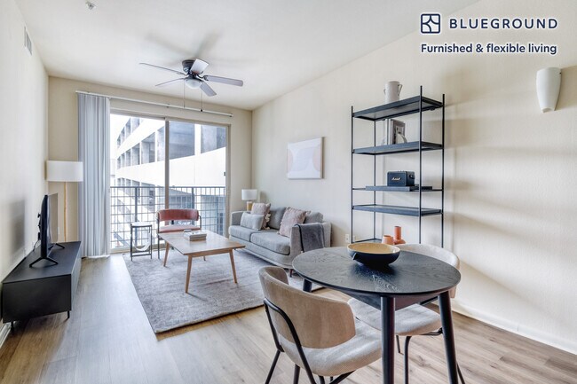 Foto del edificio - 3210 Esperanza Crossing