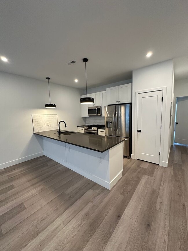 Building Photo - 3 bedroom 3 bath Newer construction home offers perfectly blends comfort, style, and convenience!