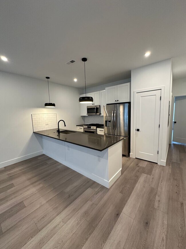Building Photo - Recently Constructed, Modern 3 Bed / 3 Bath Bi Level Apartment Near Temple — Private Rooftop + Ba...