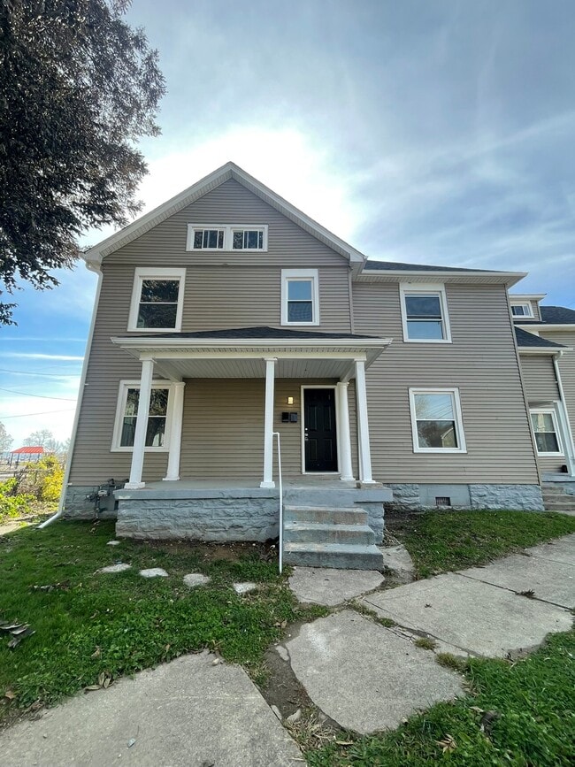 Building Photo - 912 Riverview Terrace