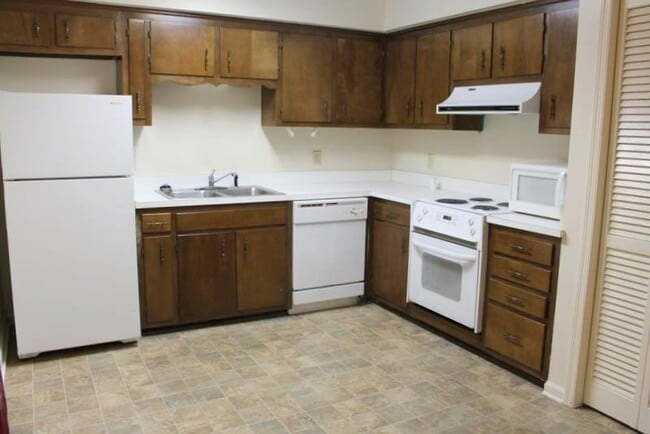 Building Photo - 317 Deer Lake Dr