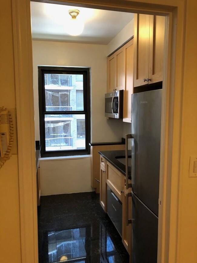 Building Photo - 141 E 56th St