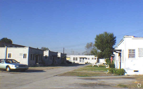 Primary Photo - 5203-5207 3/4 Clara St