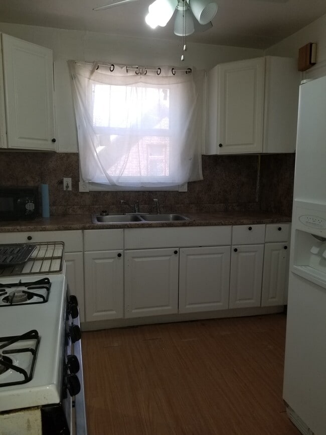 Kitchen with modern cabinets - 14027 Montrose St