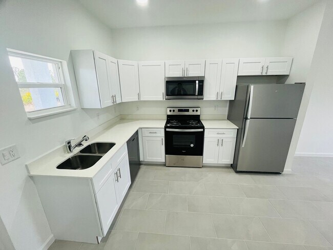 Foto del edificio - Bright & Modern 2 Bed-1 Bath Pet-Friendly Home in desirable Alva, FL!