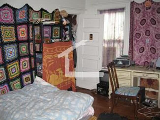 Building Photo - Heat and Hot Water Included, Eat-in Kitche...