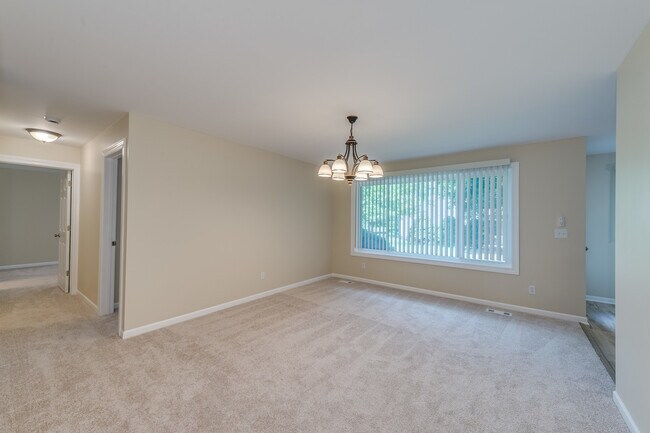 Foto del edificio - 665 Thorntree Ct