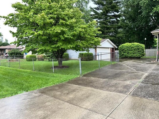 Building Photo - 7120 Uranus Dr