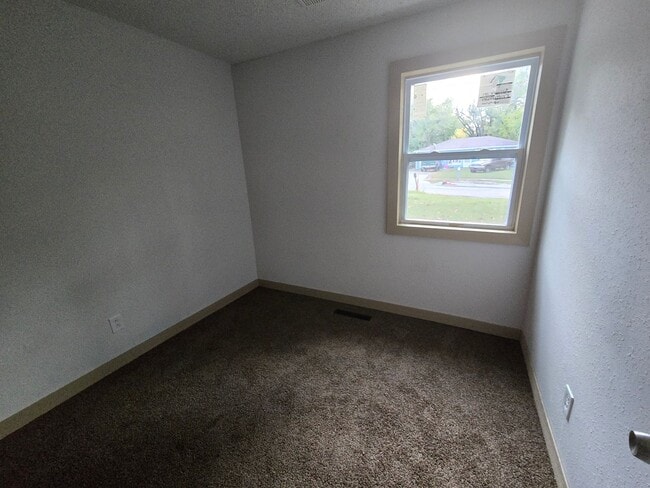 Building Photo - Charming 3 bed 1 bath house!