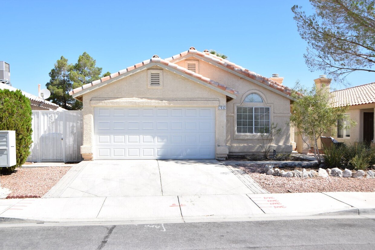 Foto principal - BEAUTIFUL 4 BEDROOM, 2 BATH SINGLE-STORY H...