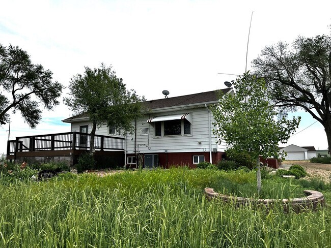 Building Photo - Beautifully maintained home – Country livi...