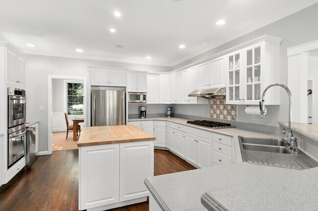 Foto del edificio - 100 Greenleaf Ln