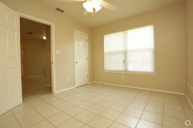 2 BD, 2 BA - 994 SF - Redbud Place Apartments