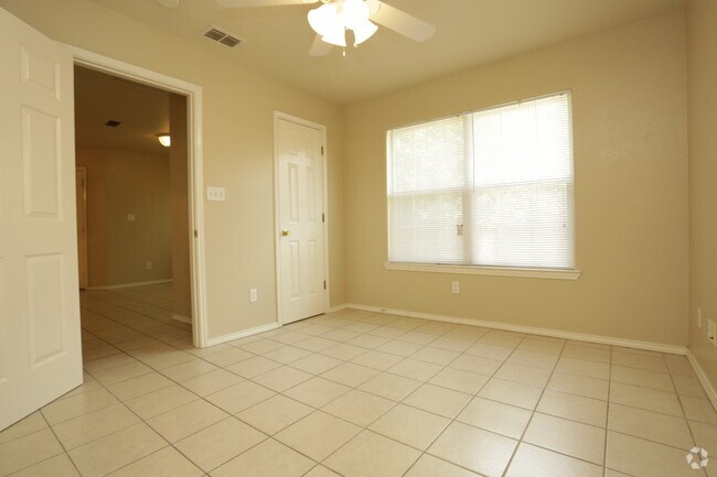 2HAB, 2BA - 994 ft² - Redbud Place Apartments