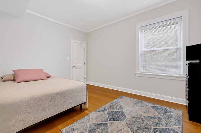 Foto del edificio - 3226 W Potomac Ave