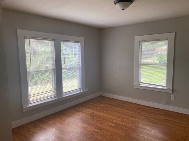 Building Photo - 2/1 Conveniently Located Near Fairview Par...