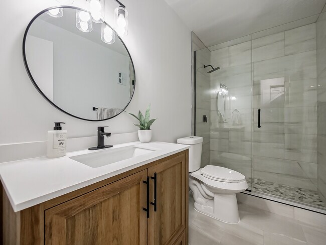Baño completo - Z on Plymouth Luxury Apartments