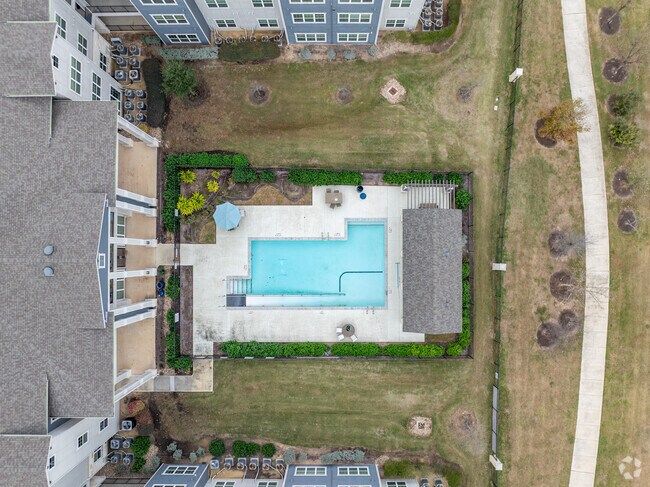 Descripción general de la piscina - The Nightingale at Goodnight Ranch Senior Apartments - 55+