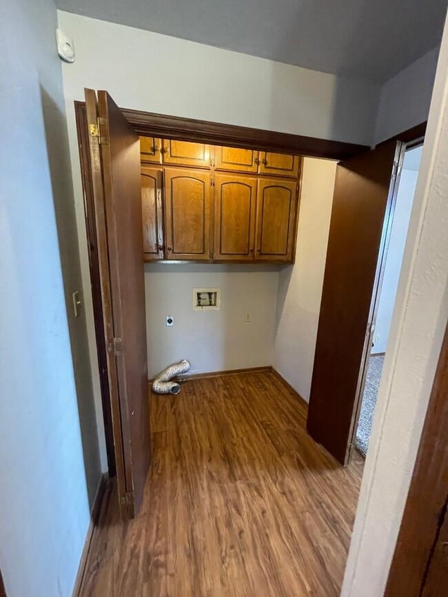 Building Photo - 221 Skylark Ct