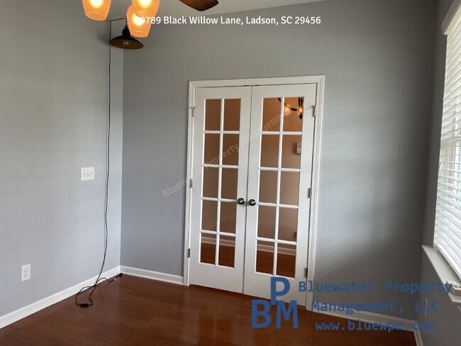 Foto del edificio - 4-bedroom, 2.5-bathroom For Rent