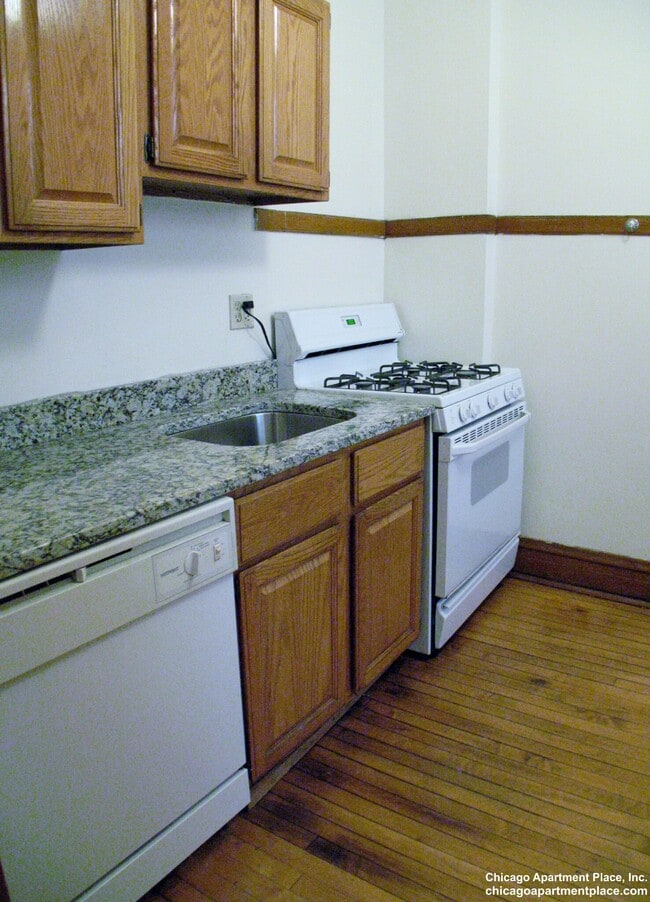 Building Photo - 3902 N Greenview Ave