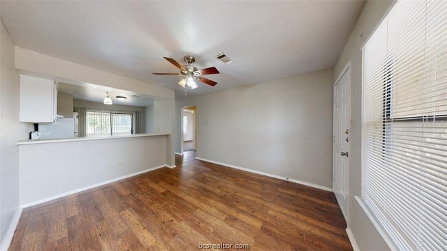 Building Photo - 301 Manuel Dr