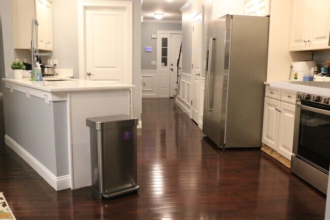 Foto del edificio - Luxury Adams Shore Townhouse | 3 Beds, 3 Baths, Garage, Central AC – $3,500