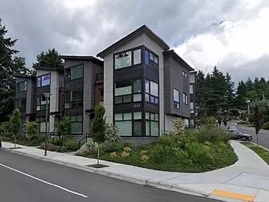 Foto principal - Spacious 4-Bed, 2.5-Bath Townhome with Mod...