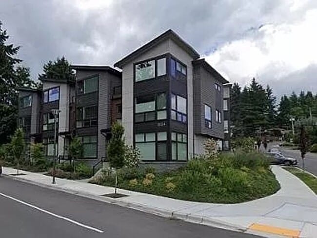 Spacious 4-Bed, 2.5-Bath Townhome with Mod... - Spacious 4-Bed, 2.5-Bath Townhome with Mod...