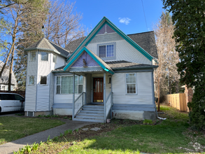 Building Photo - 927 E 6th St