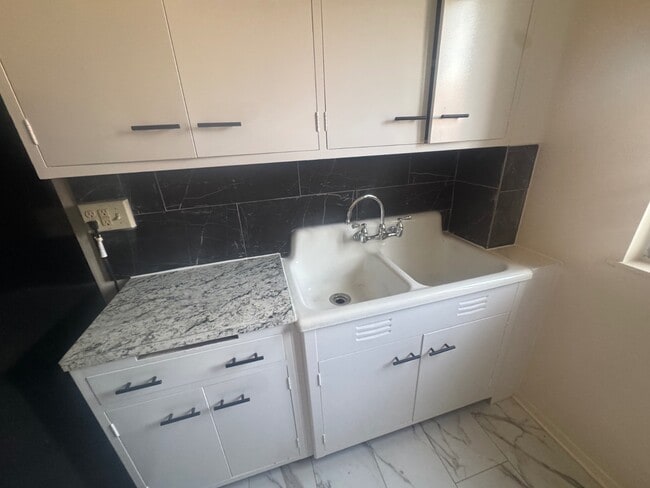 Foto del edificio - 1409 Metropolitan Ave