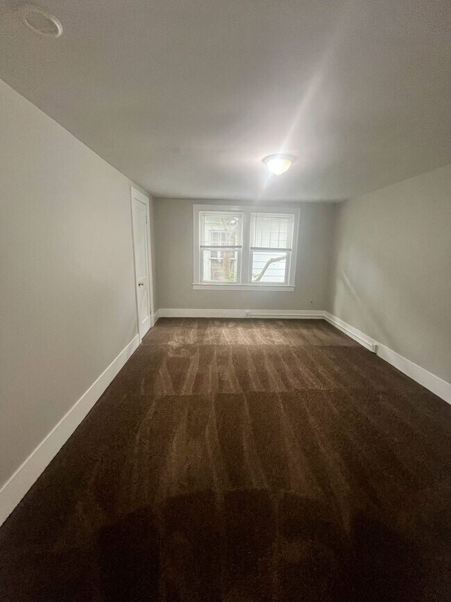 Foto del edificio - Three Bedroom House W/ Full unfinished Basement