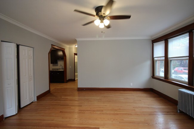 Building Photo - 2657 N Harding Ave