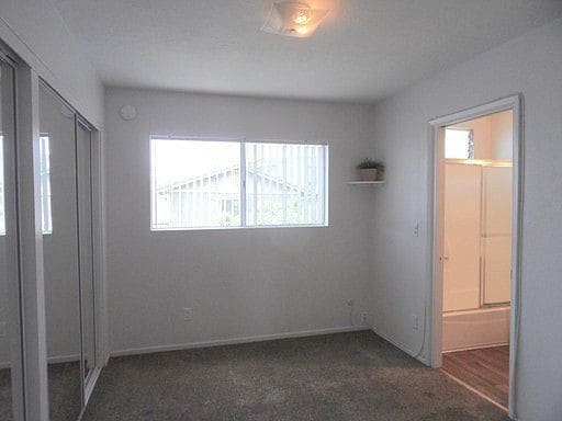 Building Photo - 3 Bedroom 3 bath