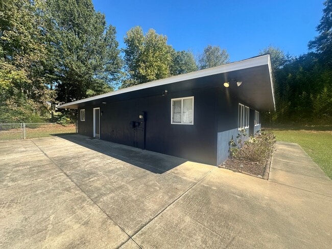 Building Photo - 3 Bedroom, 2 Bath Home in Golden Springs