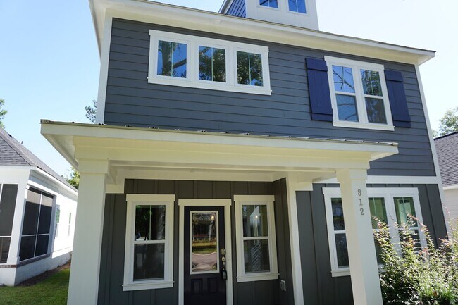 Building Photo - 4BR/3.5BA Home in the Gated Community of R...