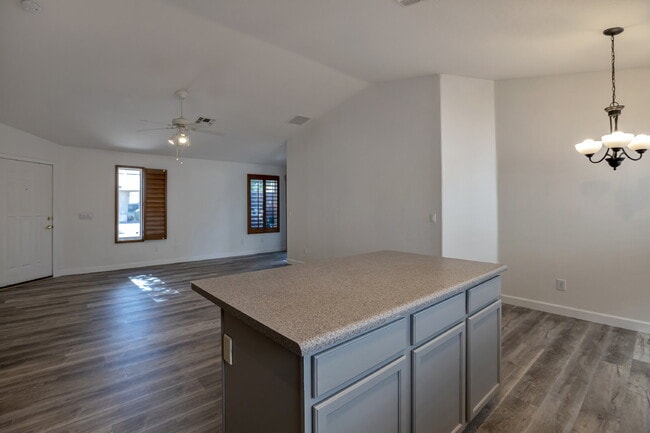 Building Photo - Very  nice quiet location near the 51 and ...