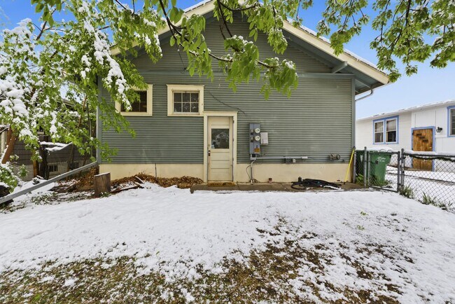 Foto del edificio - Cozy 1-Bed 1-Bath Basement Apartment blocks from CSU!