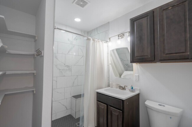Foto del edificio - Beautifully Renovated house! Schedule a to...