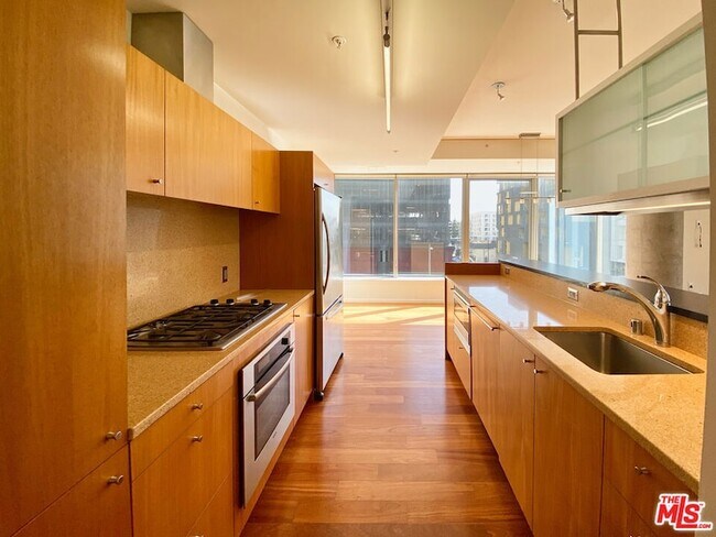 Foto del edificio - 1155 S Grand Ave