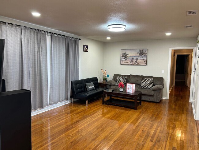 Building Photo - 4BR/3BA located close to Sacred Heart Hosp...